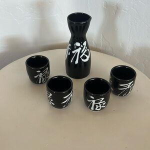 5 piece saki set in black and white. New